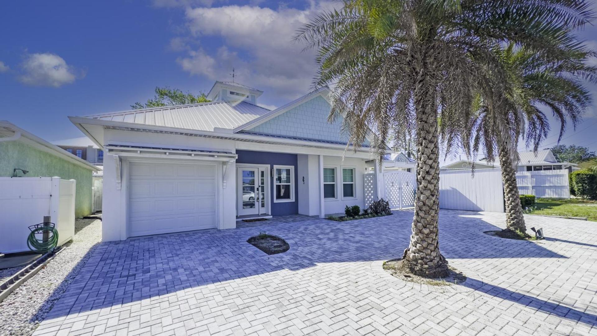 Holiday home Pcb Paradise, Steps To Sand, Sleeps 8